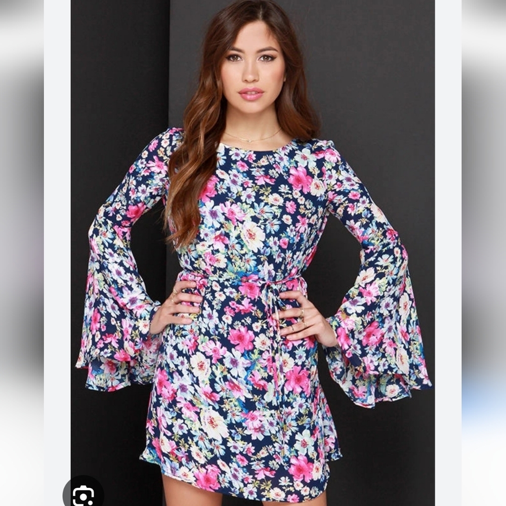 💗Lulu's Navy & Floral mini Dress with Fluted Sleeves Sz.Small Ptp 21.5"